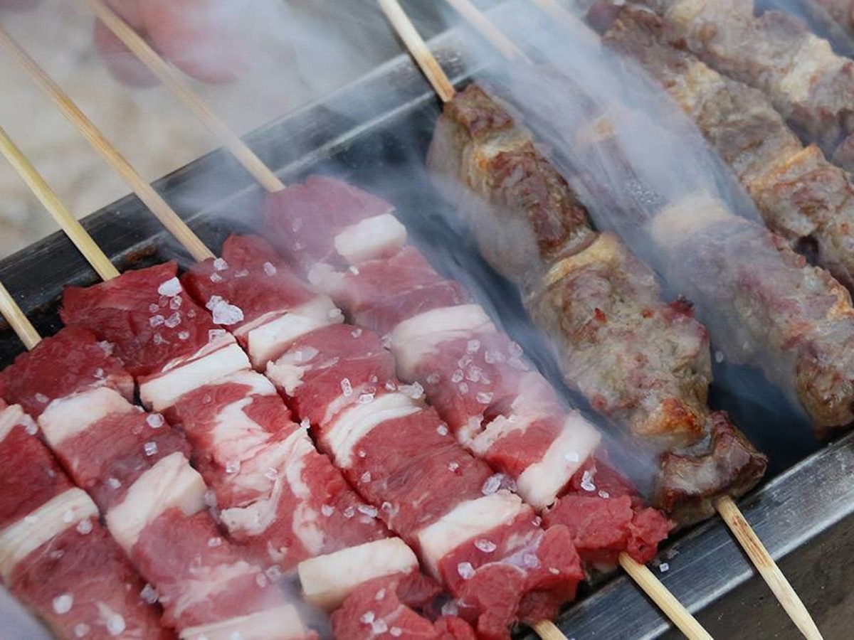 dalla brace alla tavola la cottura degli arrosticini abruzzesi